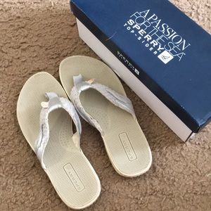 Sperry Top-Sider Parrotfish silver flip flops sz 7